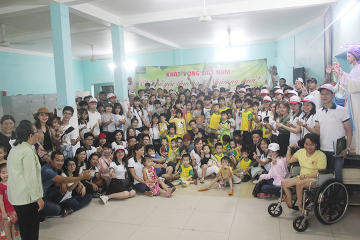 ĐẤT NAM TRAO HƠN 1 TẤN GẠO CHO TRẺ EM KHUYẾT TẬT MỒ CÔI