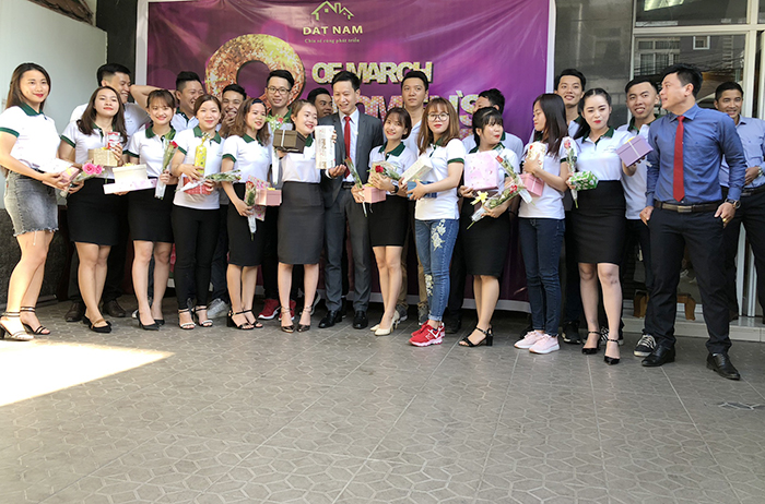 CHỊ EM ĐẤT NAM PHẤN KHỞI NHẬN QUÀ NGÀY QUỐC TẾ PHỤ NỮ